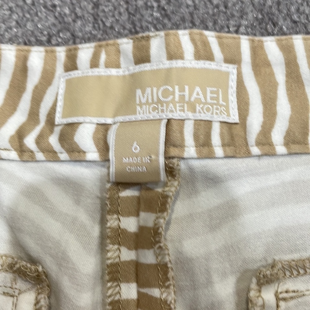 Womens Michael Kors shorts - Picture 3 of 4